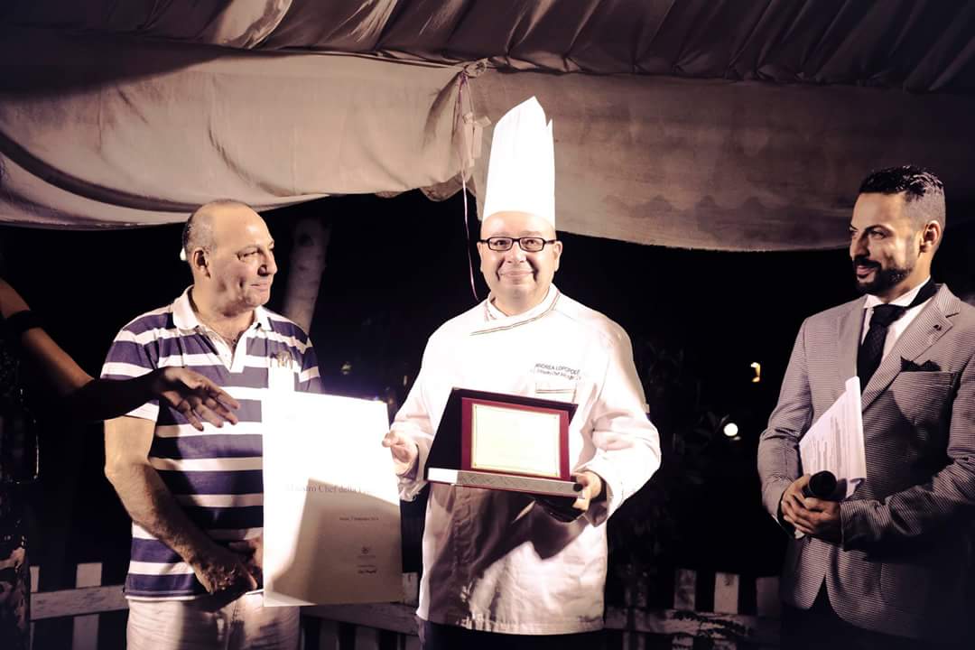 Sul palco, Andrea Lopopolo riceve il premio come eccellenza del Made in Italy.