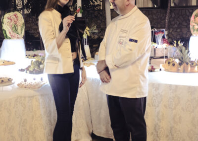 Andrea Lopopolo dona una rosa di fragola ad Angela Tuccia