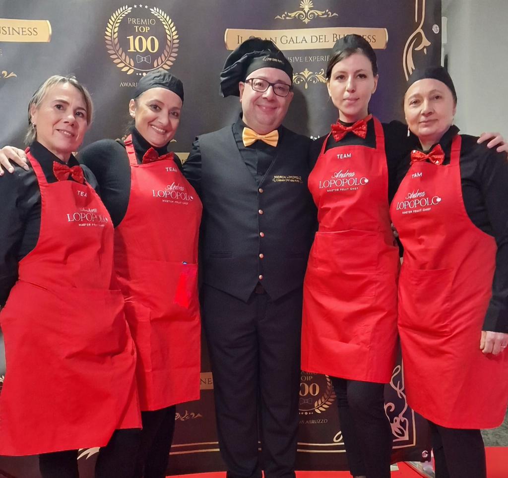 Andrea Lopopolo con la sua equip di Chef della Frutta durante un evento di gala, allestimenti di frutta professionali in tutta Italia