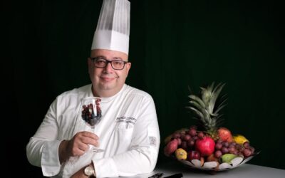 Andrea Lopopolo, Maestro Chef della Frutta, foto professionale a Firenze davanti a un buffet di frutta, in primo piano