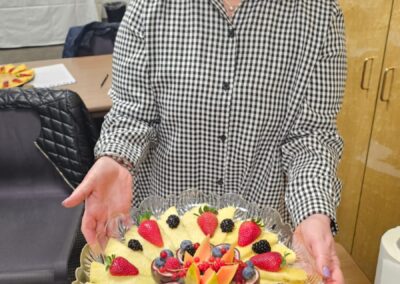 Corsista del corso Pasticceria della Frutta presenta un vassoio di frutta realizzato durante la formazione professionale