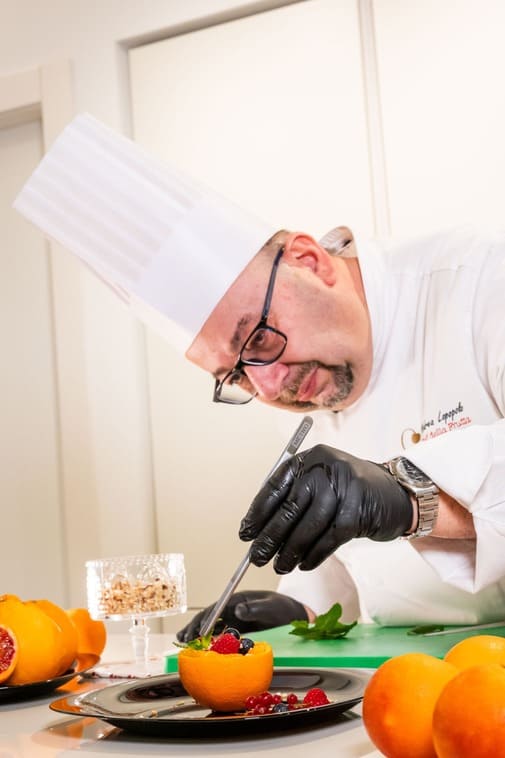 Chef della Frutta al lavoro – Metodo e precisione nel servizio di frutta per eventi eleganti